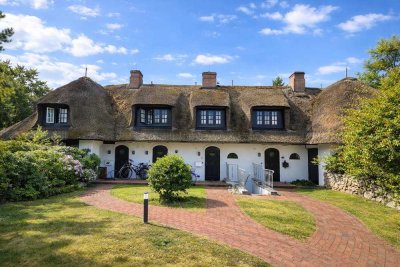 Wohnen unter Reet in Kampen – Premiumlage für Selbstnutzer und hochwertige Vermietung