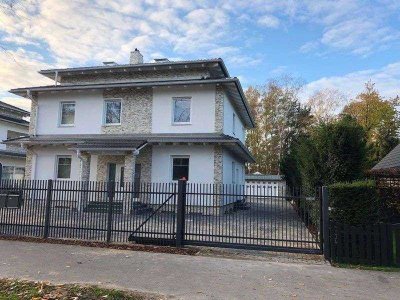 Stilvolle 5/6 Zimmer-Maisonette-Wohnung mit EBK und Balkon in Villa in Blankenfelde-Mahlow
