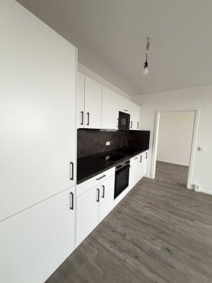 Wohnen mit Ausblick: 4-Raum-Wohnung im Erstbezug mit Einbauküche und Balkon