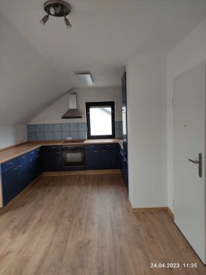Schöne 2,5-Zimmer-Wohnung im  Dachgeschoss eines Dreifamilienhauses mit Balkon