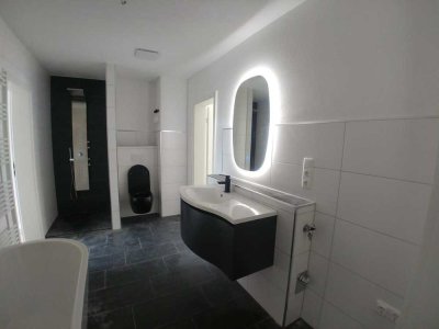 EXKLUSIVE 2R-WOHNUNG*LUXUS BAD*EINBAU KÜCHE*ZENTRUM*TOP LAGE*