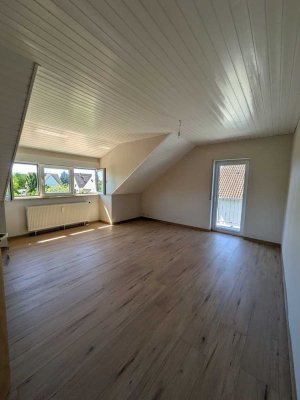 Teilrenovierte sonnige 3ZKB mit Balkon und Stellplatz