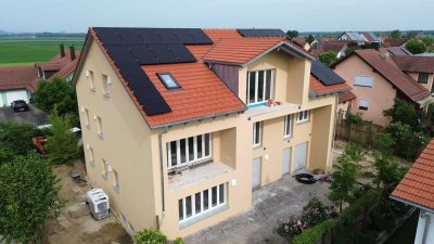 Traumhafte 4-Zimmer-DG-Wohnung mit Einbauküche und West-Balkon in Pfatter!