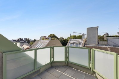 Traumhafte Lage: Helle Dachgeschosswohnung mit drei Terrassen und Garagenplatz