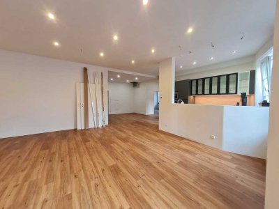 Barrierefreie neu sarnierte sehr helle 3 Zi Wohnung im absoluten Zentrum mit franz. Balkon