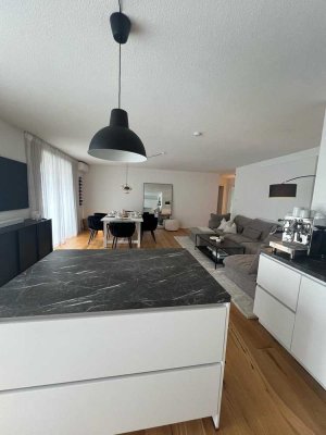 Lichtdurchflutet, hochwertig, bezugsfrei ab 01.09.: 4-Zimmer-Wohnung in Top-Lage