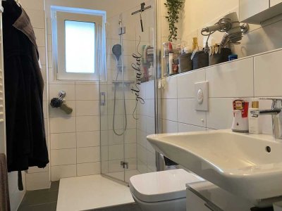 Zum 15.12 - EG-Wohnung, modern, saniert, neues Bad, Möbelübernahme möglich