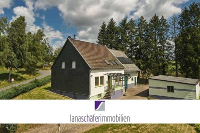 Berndorf: Renovierungsbedürftiges Wohnhaus mit Scheune und Garagen