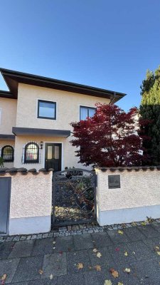 Exklusive Doppelhaushälfte mit hochwertiger Ausstattung, Garten und Garage