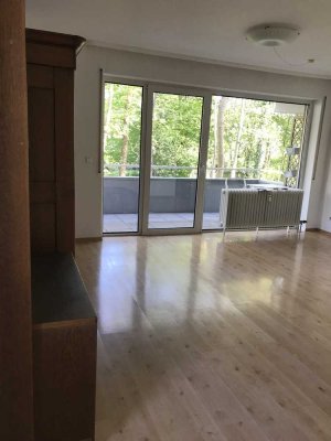 Stilvolle 1-Zimmer-Erdgeschosswohnung mit Balkon und EBK in Frankfurt am Main