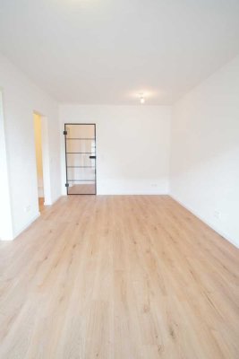 Helle und frisch renovierte 2-Zimmer Balkon Wohnung - sofort bezugsfertig