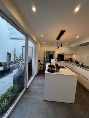 VOLLAUSGESTATTETE TOP IMMOBILIE MIT AUSERGEWÖHNLICHER ARCHITEKTUR