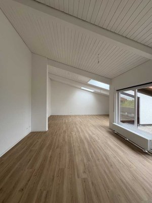 Sanierte 4,5 Zi.-DG Wohnung mit Balkon in ruhiger Alleinlage von Bissingen