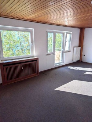 Attraktive 2- Zimmer- Wohnung mit Potenzial zur 3- Zimmer- Wohnung in zentraler Lage