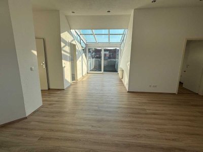 Helle, neuwertige 3,5-Zimmer-Dachgeschosswohnung in Top-Lage