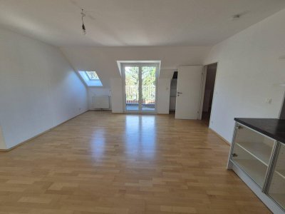 Große Dachgeschosswohnung mit 2 Stellplätzen und kleinem Balkon im Zentrum von Baden