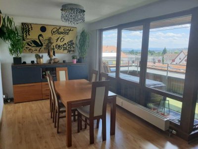 schöne 4,5-Raum-Wohnung mit teilüberdachtem Balkon zentral in Echterdingen