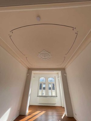 Stilvolle Altbauwohnung mit Stuckdecken & Einbauküche in denkmalgeschütztem Haus von 1902