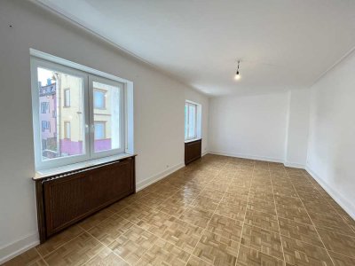 Bezugsfreie, sanierte 4 bis 5 Zimmerwohnung mit zwei Balkonen (nahe Finanzamt)