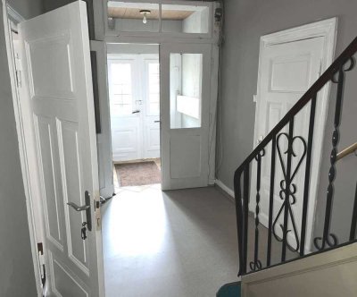 3,5-Zimmer-Altbauwohnung mit 98,2 m² und kleinem Balkon im 1. Obergeschoss