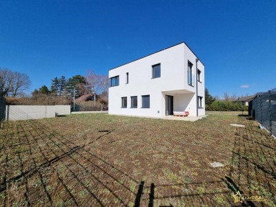 ERSTBEZUG. EINZELHAUS AUF EINZELPARZELLE. 504 m² GRUND. 4 ZIMMER. CARPORT. ROLLLÄDEN. KLIMA und vieles mehr.