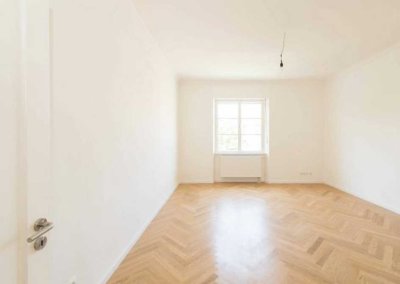 Sanierte 4-Zimmer-Altbauwohnung mit zwei Balkonen und EBK in Nürnberg