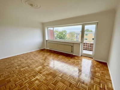 Frisch renovierte Zwei-Zimmer-Wohnung mit riesigem Balkon und Stellplatz!