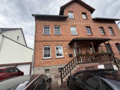 Doppelhaushälfte mit Klinkerfassade auf drei Etagen in zentraler Lage von Espenau!