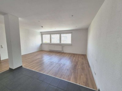*** großzügige Wohnung im ruhigen Hinterhof und mit weitem Blick über die Stadt***