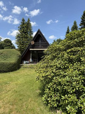 Glückliches Leben in einem Nurdach-Ferienwohnhaus