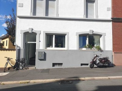 Helle 2-Zimmer-Wohnung mit Hof/Terrasse/Hinterhaus und Einbauküche in Aschaffenburg nähe Floßhafen