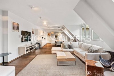 Moderne Dachgeschosswohnung mit Stadtblick nahe Rathaus