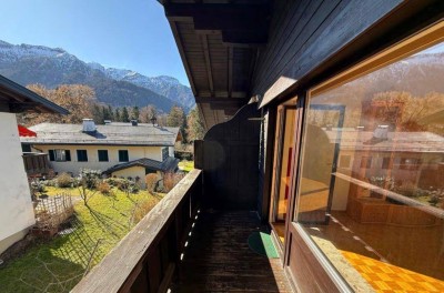 Helle Dachgeschoßwohnung in ruhiger Grünlage mit Balkon und Bergblick