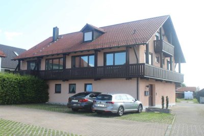 Exklusive, gepflegte 3,5-Raum-DG-Wohnung mit Balkon und Einbauküche in Moosinning