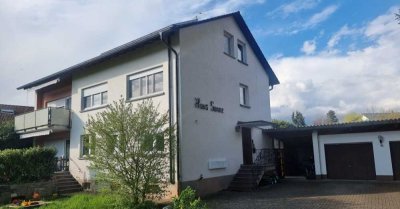 Attraktive Kapitalanlage - Teilsaniertes MFH mit 4 Whg. in grenznaher Lage mit großem Grundstück