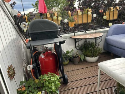 Stilvolle, modernisierte 2-Raum-Dachgeschosswohnung mit lux. Innenausstattung mit Balkon und EBK