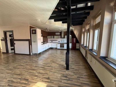 Charmante 4 Zimmer Maisonette mit Einbauküche, 2 Badezimmer und Gäste WC