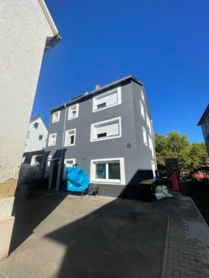 Gepflegtes Mehrfamilienhaus mit drei vermieteten Wohnungen und ausgebautem Dachgeschoss – im Herzen