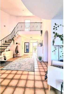AUSSERGEWÖHNLICHE MAISONETTEWOHNUNG MIT GALERIE, EINBAUKÜCHE, GROSSEM BALKON MIT HERRLICHEM BLICK UN