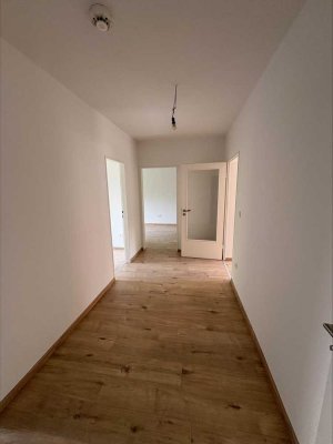 Moderne 3-Zimmer-Wohnung mit Balkon in Leer!