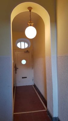 Kernsanierte helle Altbauwohnung im DG mit hohen Decken, provisionsfrei