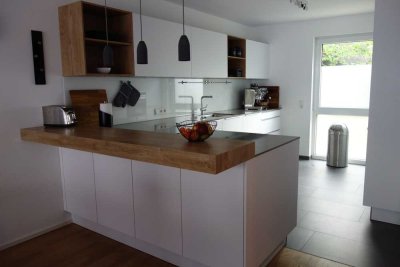 Neuwertiges Familien-Townhouse mit Dachterrasse, Garage, PV in Essen-Heisingen – provisionsfrei