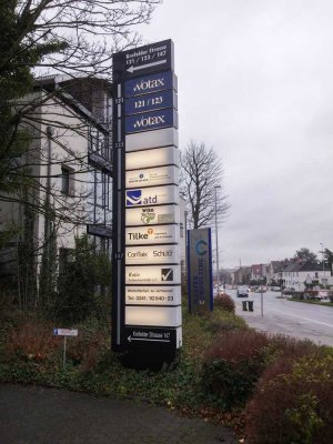 Präsente Werbefläche an Hauptverkehrsstraße – Krefelder Straße