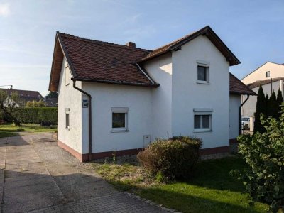Stark Renovierungsbedürftiges Einfamilienhaus mit großem Grundstück