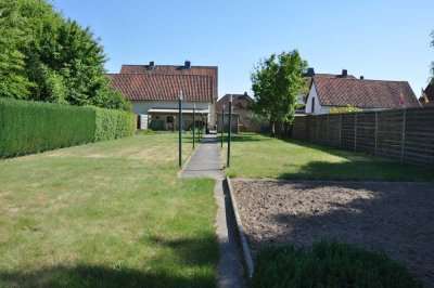 Feldblick: Mansarddach-DHH mit 1064 m² Grundstück, Vollkeller, Garage & Nebengebäude