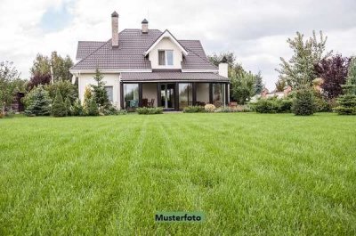 Einfamilienhaus und 2 Garagen