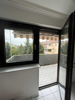 Vollständig renovierte Wohnung mit drei Zimmern sowie Balkon und EBK in Ludwigshafen