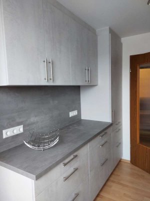 Schöne lichtdurchflutete 2 1/2 Zimmerwohnung, frisch renoviert, mit Loggia