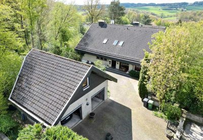 Charmantes Zweifamilienhaus mit großem Grundstück in Höhenlage von Kürten-Busch