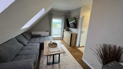 Charmant möblierte 2-Zimmer-Dachgeschosswohnung mit Balkon, Außenstellplatz und neuer Einbauküche